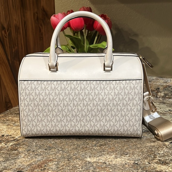 Michael Kors NWT Medium Duffle Satchel Crossbody Bag Travel Vanilla - Picture 4 of 8